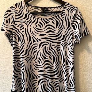 LAST CHANCE- EUC- East 5th Essentials short sleeve top, size S, Black and Tan.